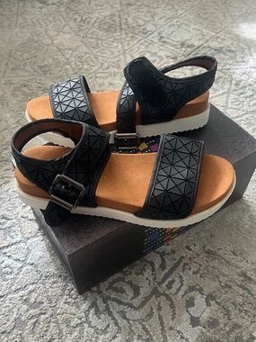 Bernie Mev Black Sandals Size 37 US 6.5–7 Comfort Lightweight New in Box